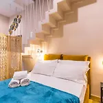 Golden Shell At Historical Center By Napoliapartments