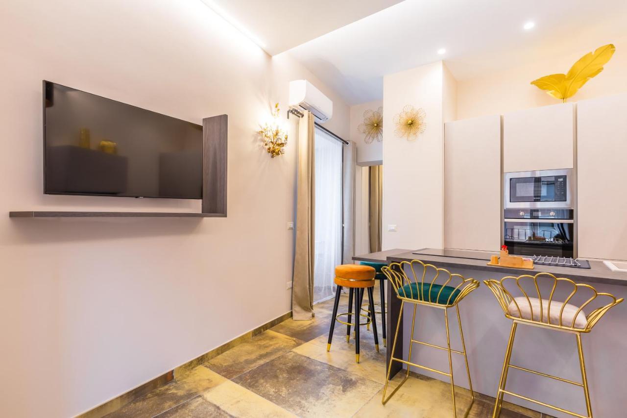 Golden Shell At Historical Center By Napoliapartments Naples